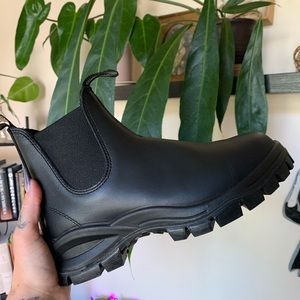 NWT! NEW LUG SOLE BLACK BLUNDSTONE CHELSEA BOOT SLIP RESISTANT